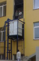 Грузовой подъемник одностоечный