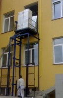 Грузовой подъемник одностоечный